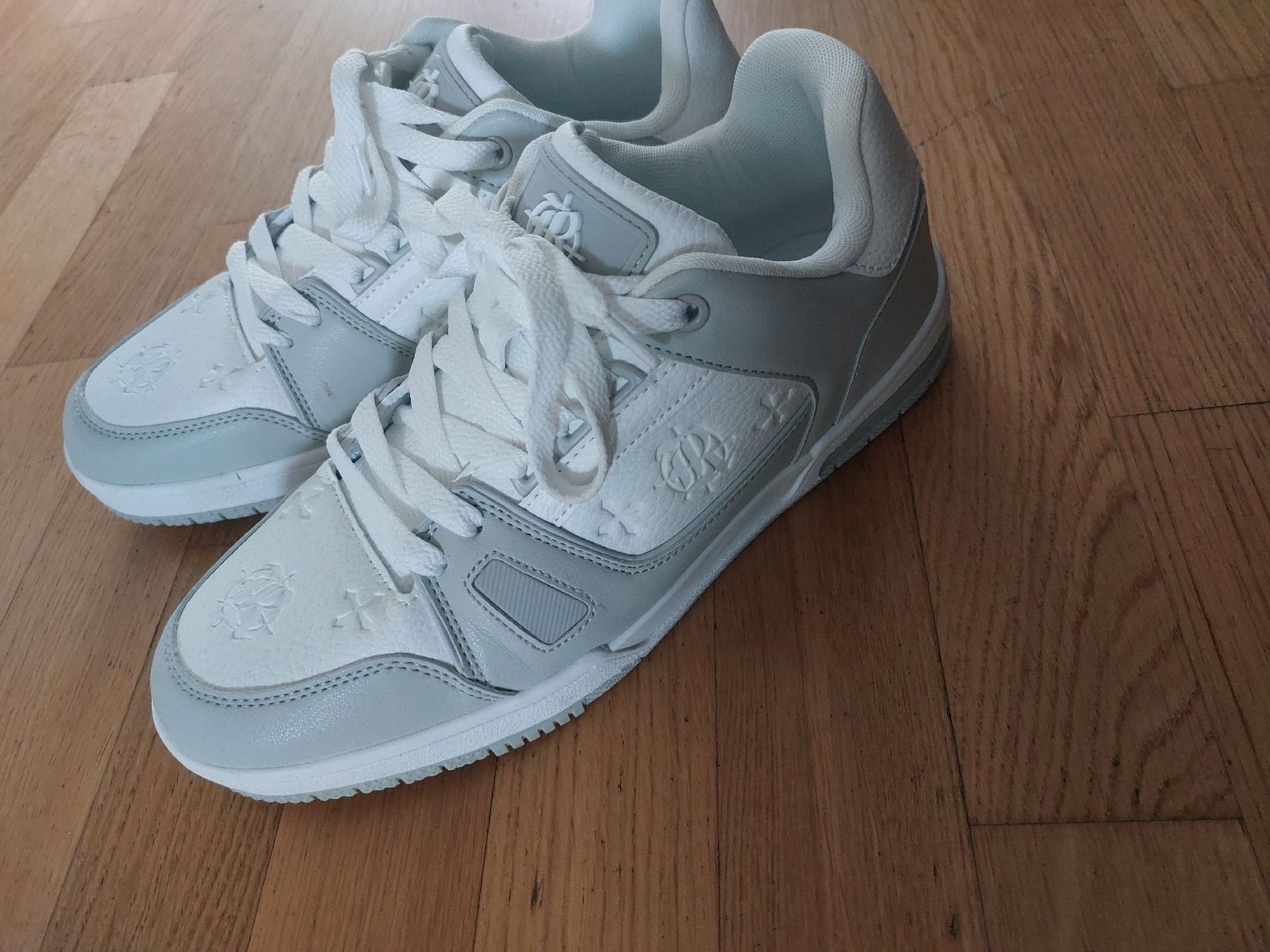 Scarpe da uomo: Sneakers Gr. 44Weiss/Grau – Nuovo e nell'imballaggio originale da Gwatt (Thun) venduto da B.D.999