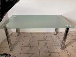 Glastisch mit verchromten Füssen