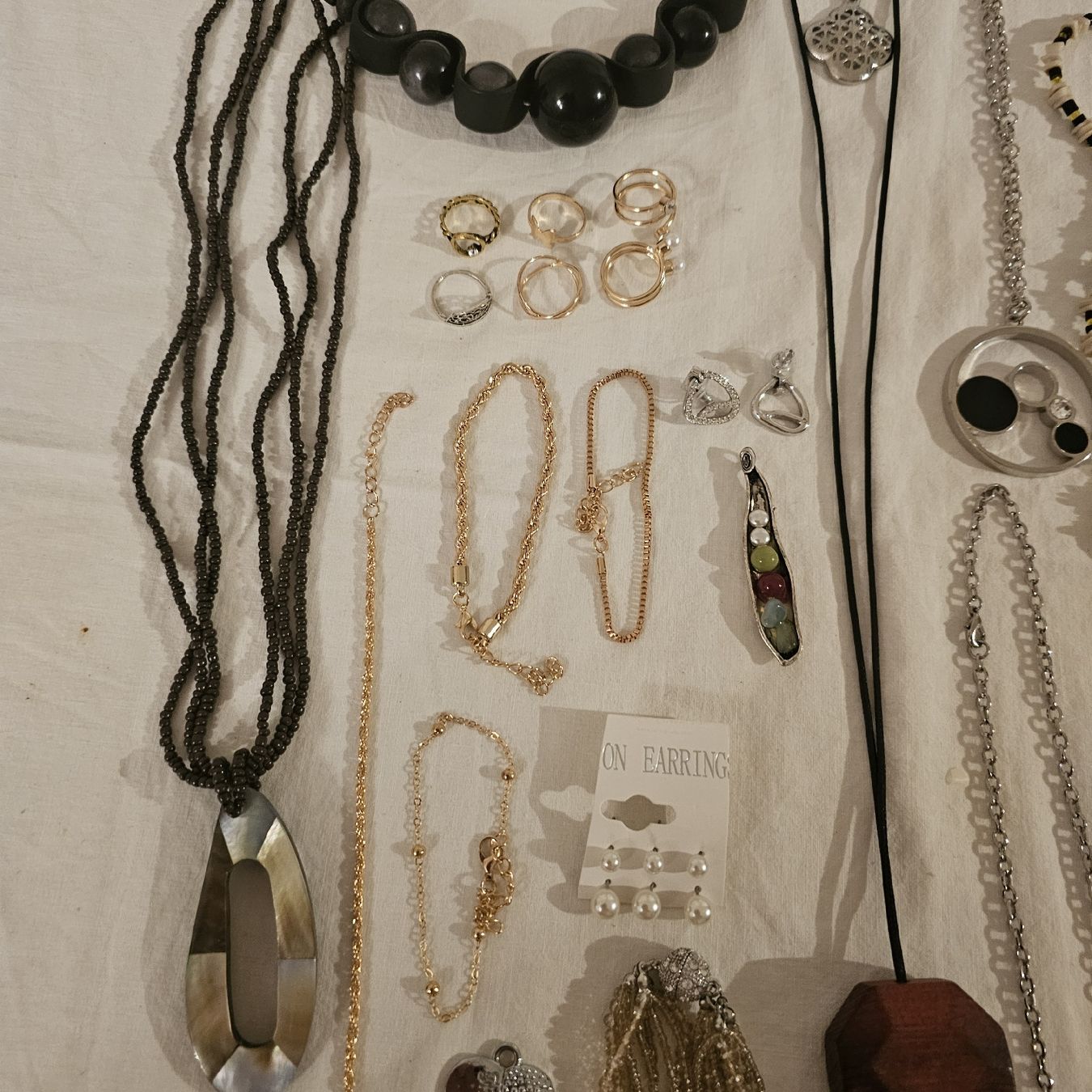 Altri gioielli: ENDET 85 teiligen schmuck lot diverses – Nuovo (secondo la descrizione) da wolfhalden venduto da 46464646