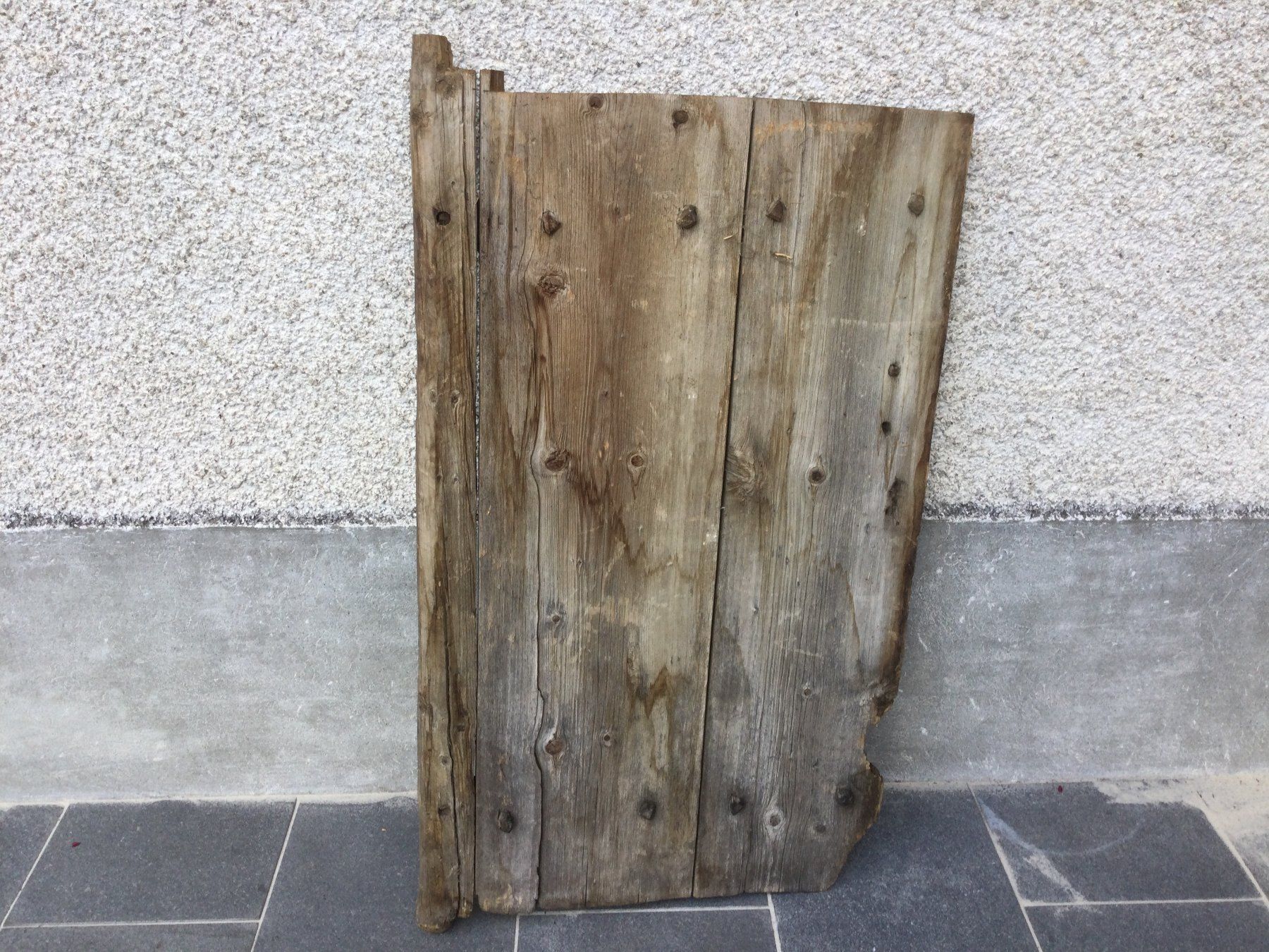 Werkzeuge: Uraltes gebrauchtes Holztor oder Türe mit Holznägeln – Gebraucht aus Wangen SZ von kuriosum12 4