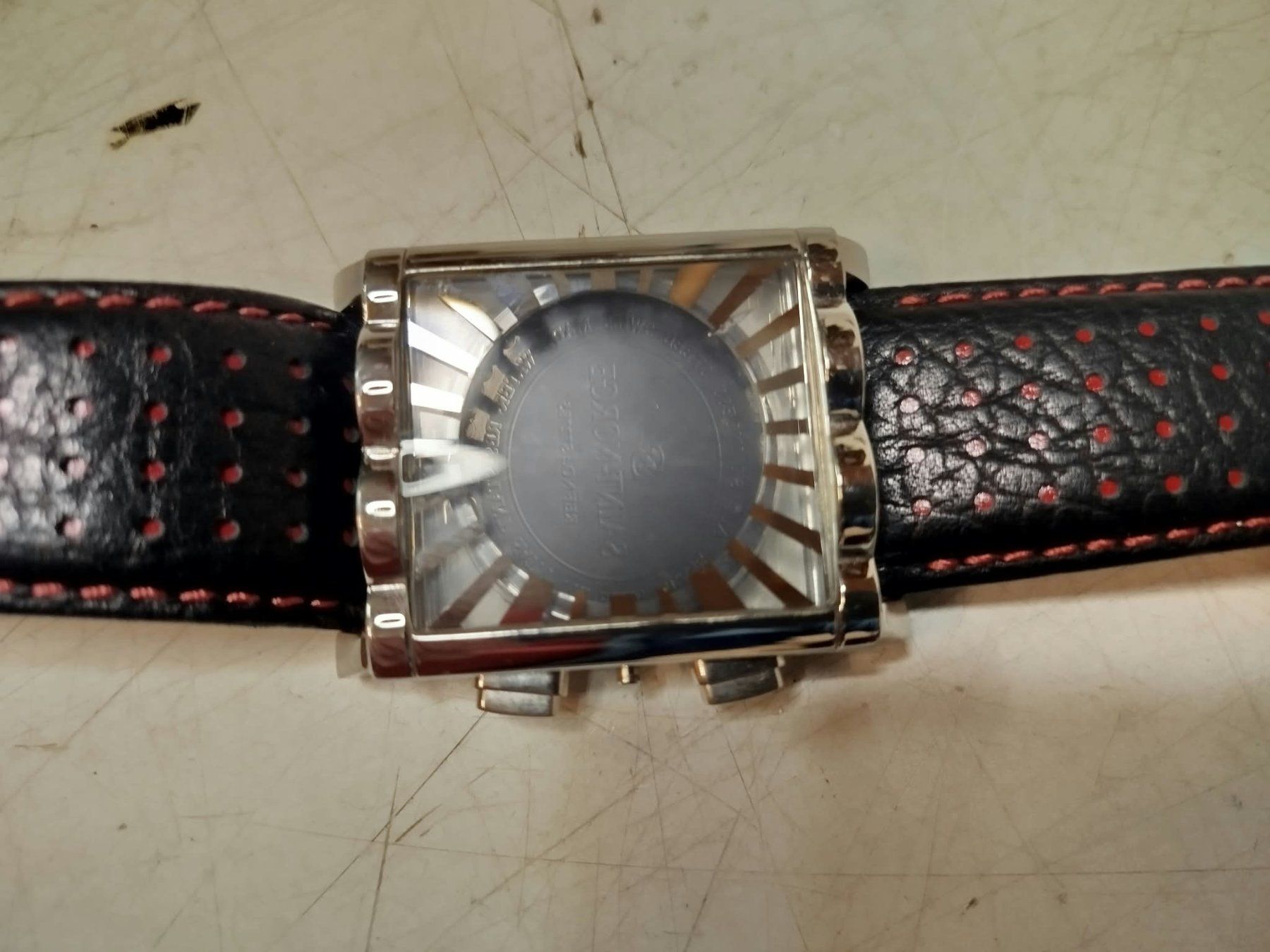 Armbänder & -reifen: Boîtier de montre avec bracelet – Gebraucht aus La Chaux-de-Fonds von Emmaus2300CDF 1