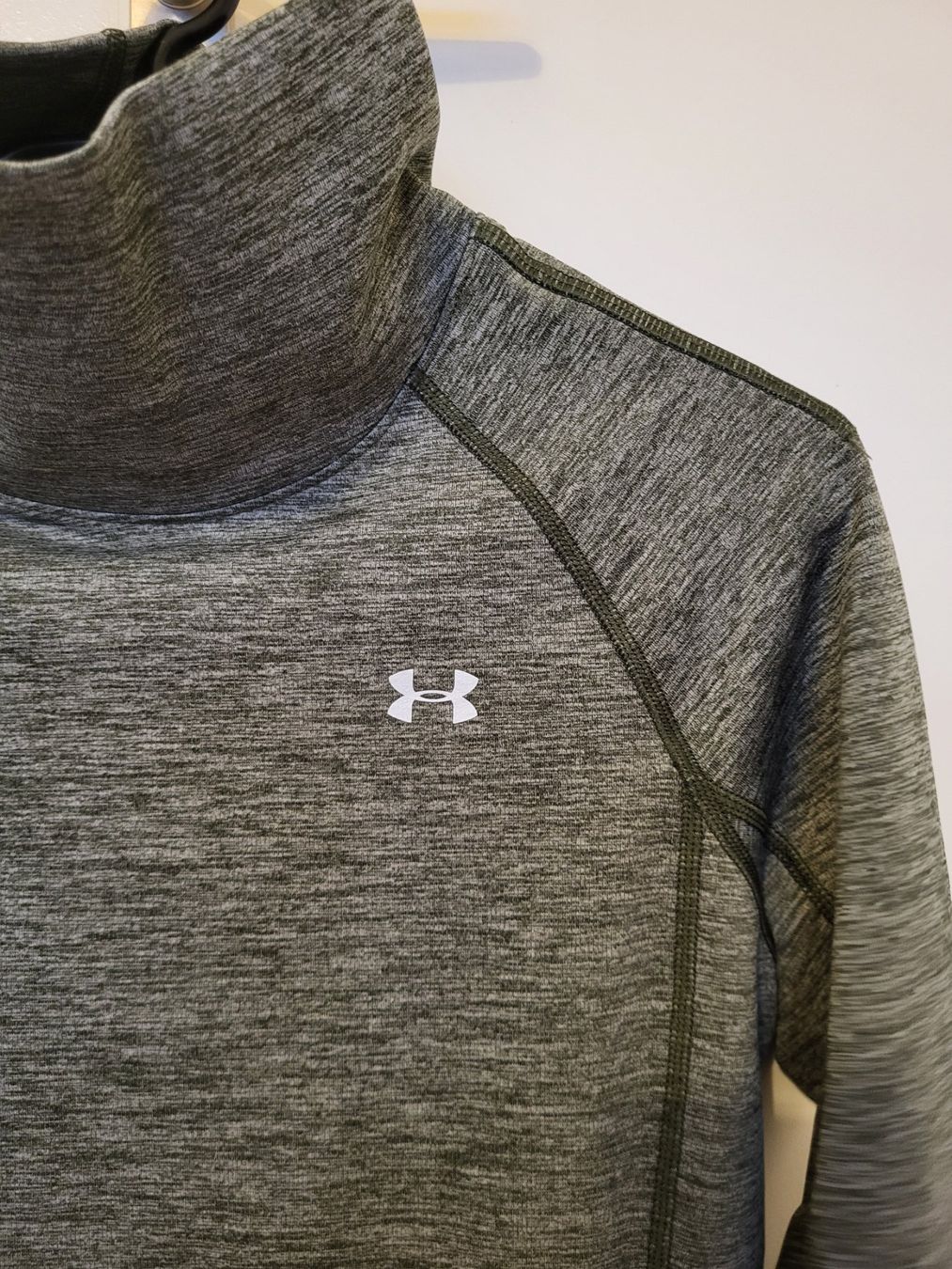 Under Armour Maglioni & Felpe: Shirt/Pulli Under Armour Gr. M – Usato da Cham venduto da Viare 4