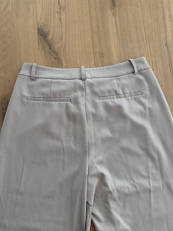 Pantalons: Beige Stoffhose / Grösse 42 – D'occasion à Vaduz par nad_j6wm 1