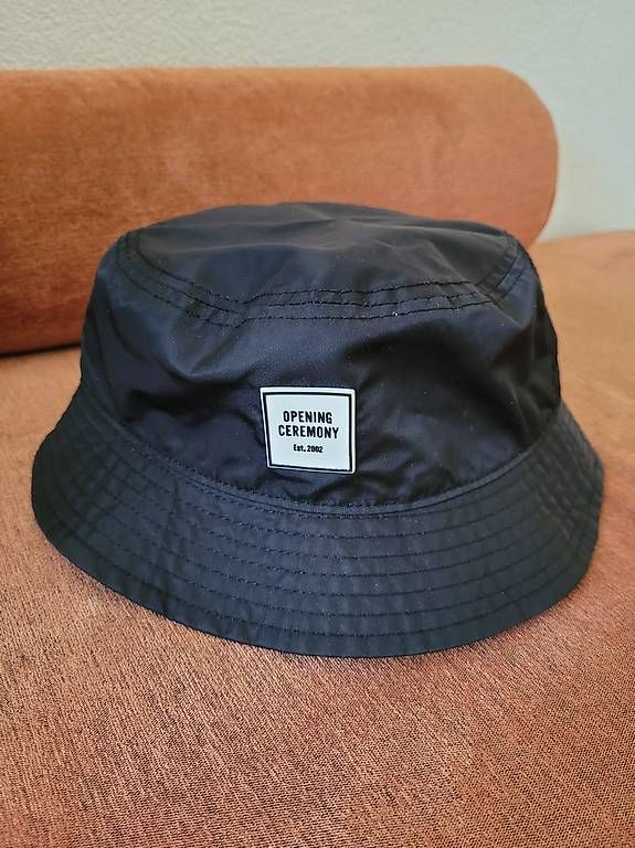 Chapeaux, bonnets & casquettes: Opening Ceremony Styling Hut Hat-Bucket – D'occasion à Spreitenbach par dde_5k86