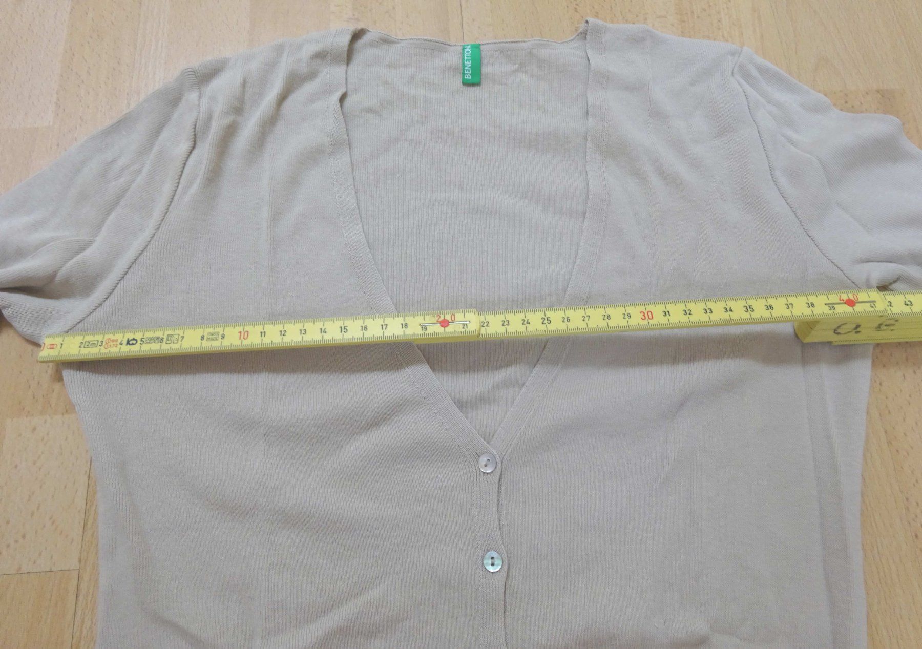 Benetton Giacche: Benetton - Strick-Cardigan - beige - Grösse M – Usato da Zofingen venduto da Justizia_01 1