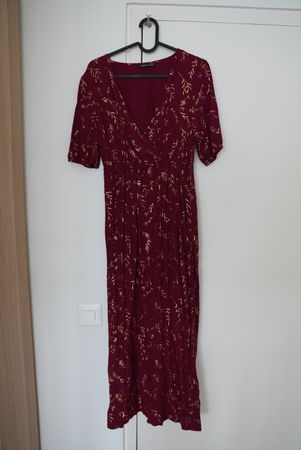 Robe longue bordeaux à motifs dorés Taille S