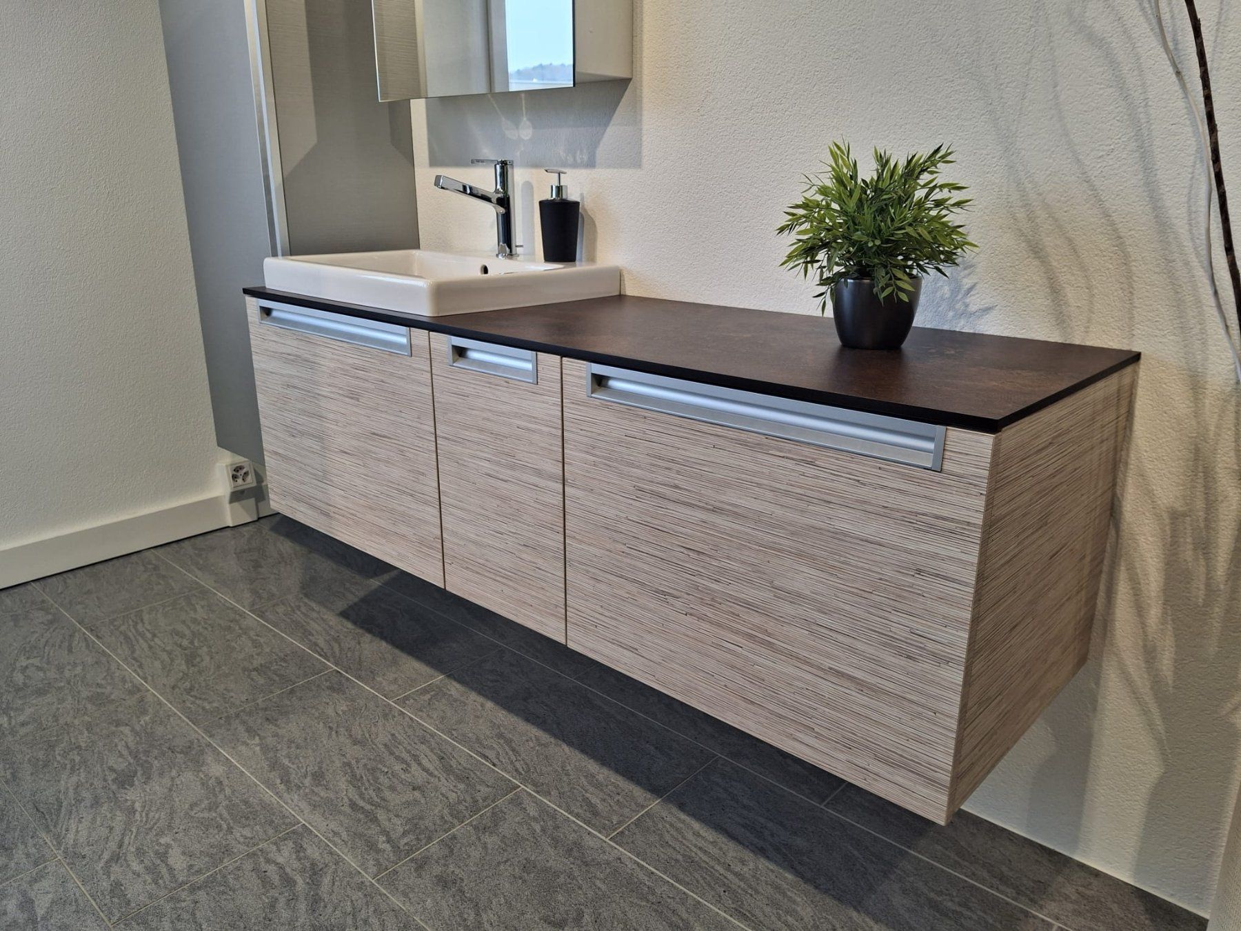 Badezimmermöbel: Badmöbelunterbau mit Becken und Armatur – Neu (gemäss Beschreibung) aus Gränichen von maerki5722