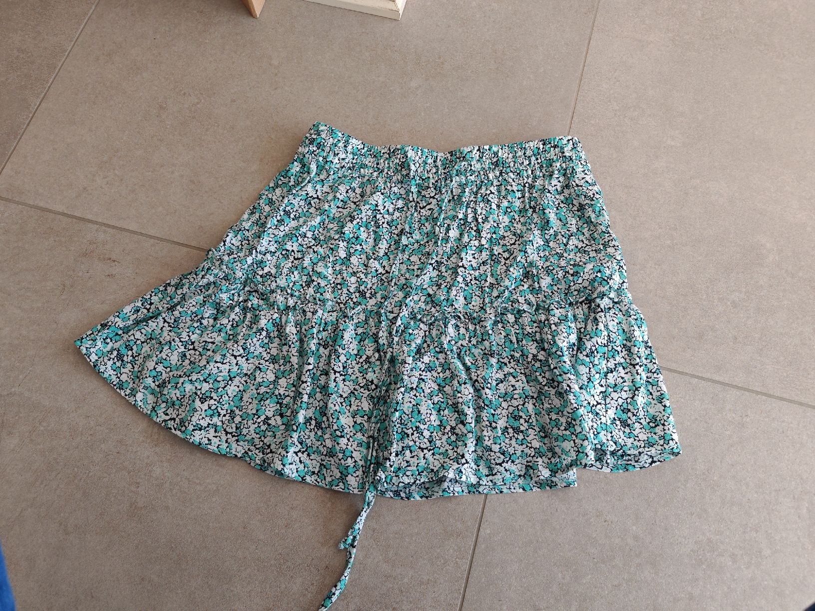Zara Röcke: Mini-jupe + short fleurie légère, taille S – Gebraucht aus Longirod von ali_nsd5
