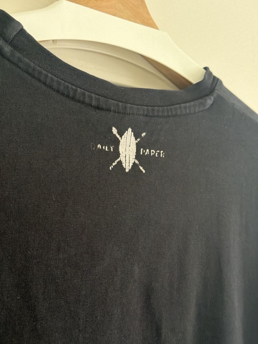 T-shirt: Tshirt Noir sérigraphié Daily Paper – Usato da Zürich venduto da Baff1 3