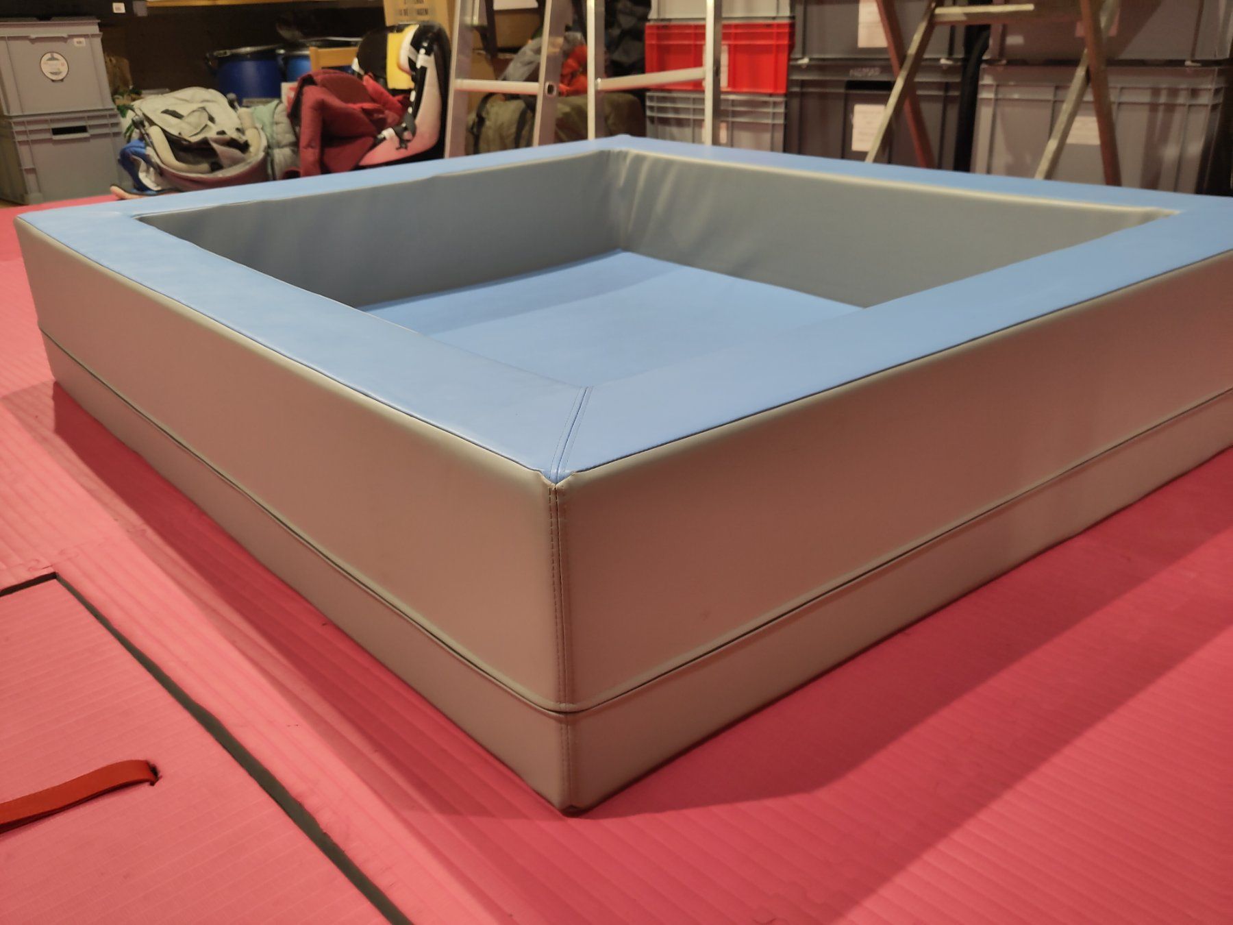 Giocattoli: Bällebad sehr robust & gross 1.4m x 1.6m – Usato da Studen SZ venduto da cith 2