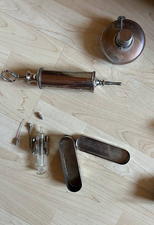 Borse: Ancienne trousse médicale en cuir et ses accessoires.  – Usato da Vouvry venduto da Vouvrisa 3
