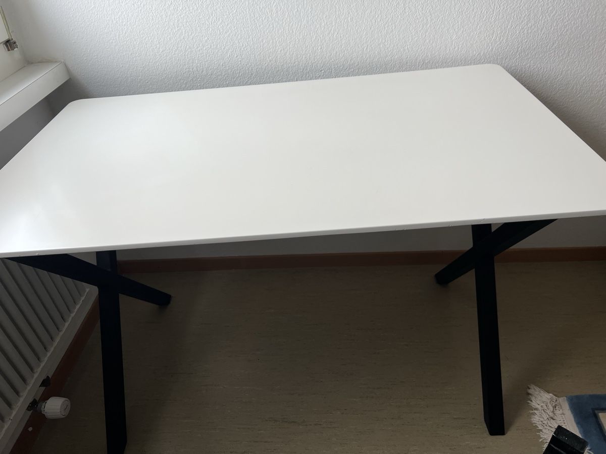 Scrivanie: Schreibtisch weiss mit schwarz Füssen. – Usato da zürich venduto da Bomba011