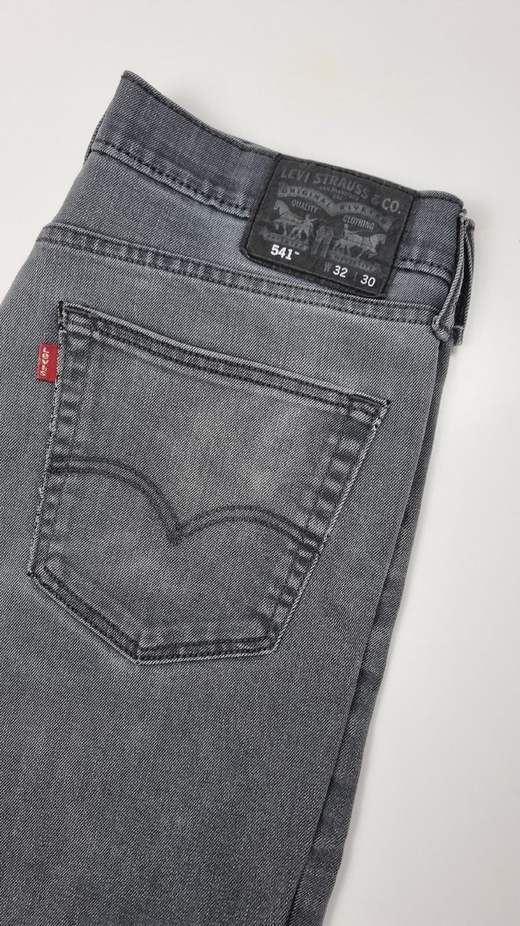 Levi's Jeans: Jean Levi's 541 W32/L30 – Nuovo (secondo la descrizione) da Crans-Montana venduto da pea_k6bc 1