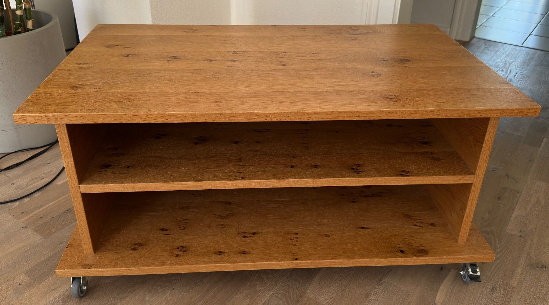 Tavoli: Couchtisch Eiche-Optik mit Rollen, modernes Design – Usato da Basel venduto da Nils1297