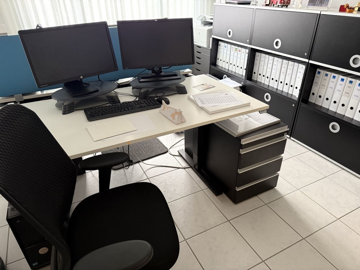 Grosser Bürotisch mit Rollcontainer, Bürostuhl und 2x Ablage (Gebraucht ...