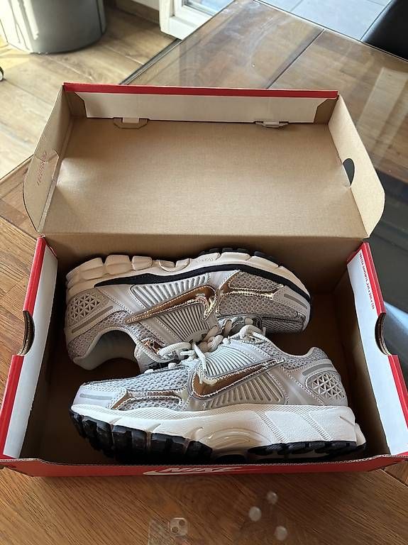 Nike Scarpe da donna: Nike Zoom Vomero 5 Metallic Silver – Nuovo e nell'imballaggio originale da Perroy venduto da barballalla 4