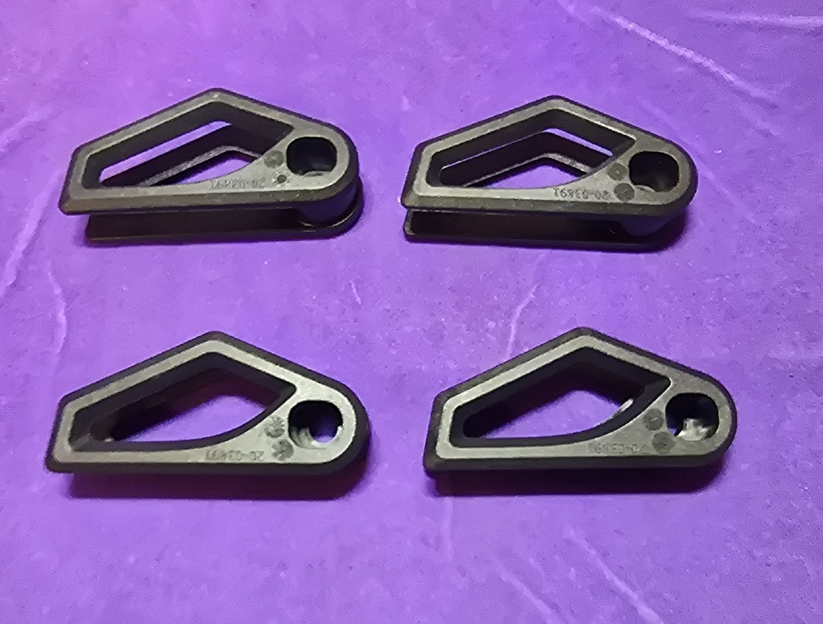 Ersatzteile: 4x Kettenführung – Neu (gemäss Beschreibung) aus Wangs von Restposten.Garage