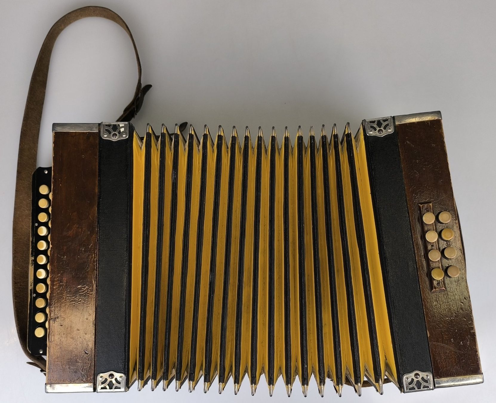 Strumenti musicali: Antikes Schwyzerörgeli – Usato da Rüti ZH venduto da Restwert_Rueti_ZH 4