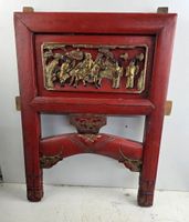 Antikes chinesisches Holzrelief in Rotlack & Gold