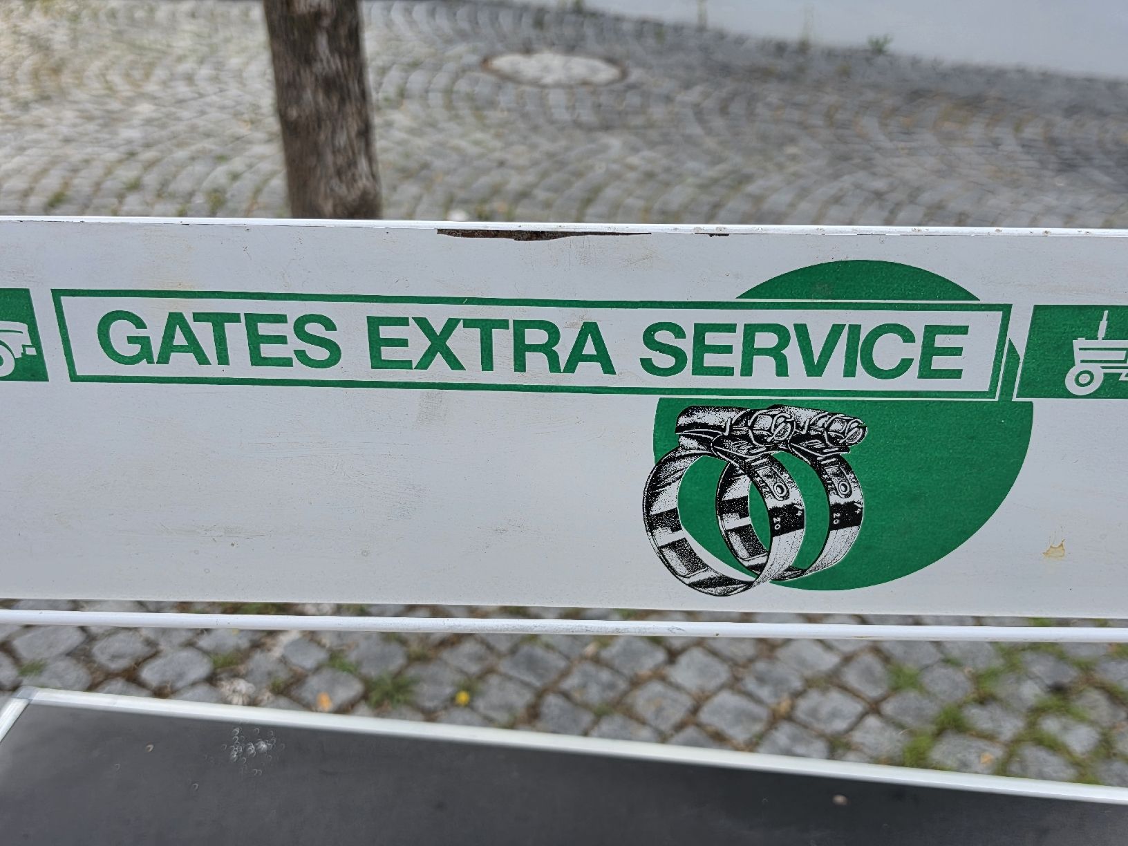 Altro in Decorazioni & Accessori: Werbeständer GATES EXTRA SERVICE weiss Metall gebraucht – Usato da Mettlen venduto da elios0888 8