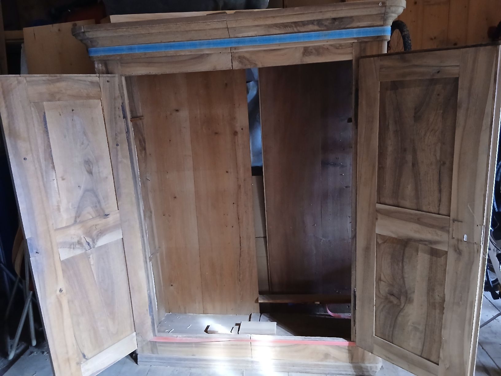 Armadi: Nussbaumschrank massiv – Usato da Nesslau venduto da Jakobi01 2