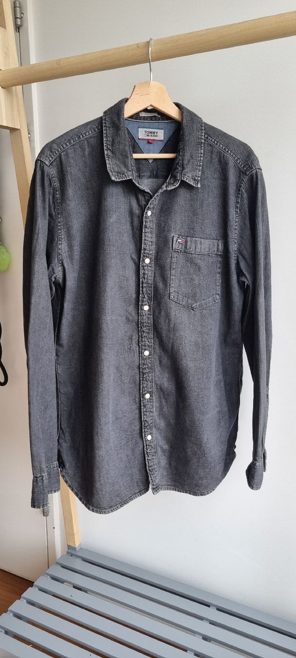 Tommy Hilfiger Jacken: Tommy Jeans Denim overshirt – Gebraucht aus Meggen von nixentrixen