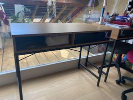 Bureau en bois avec un tiroir noir