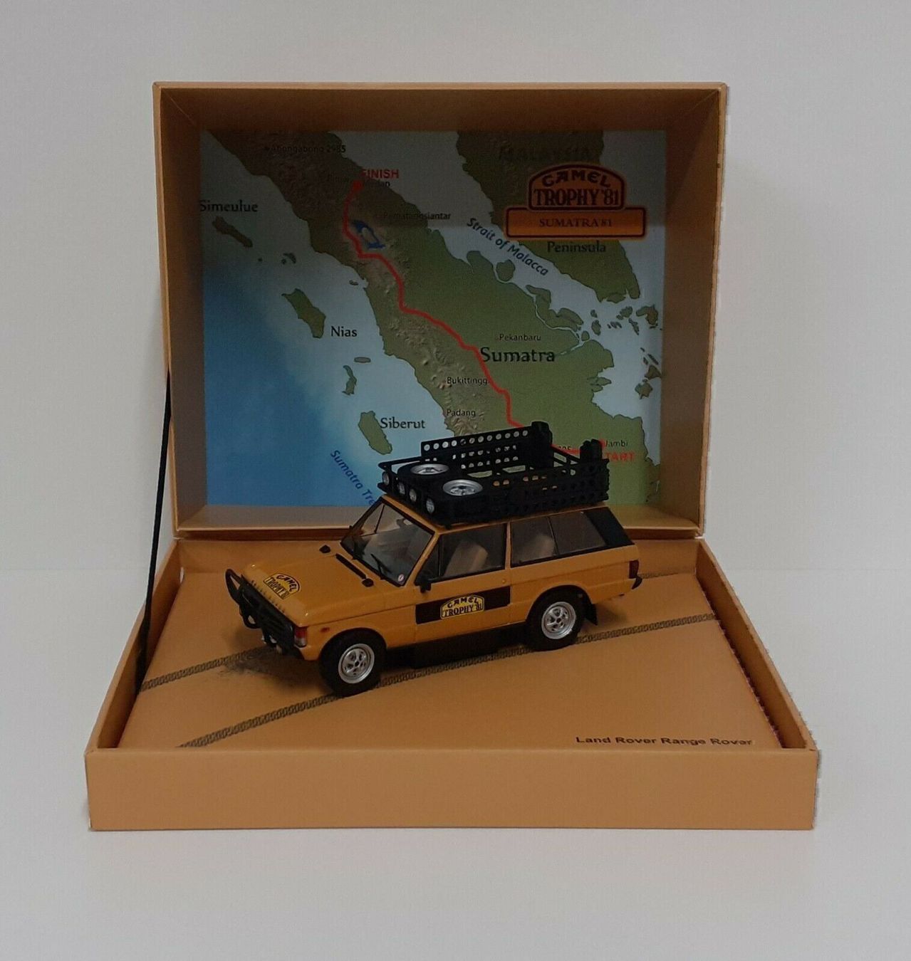 Land Rover Modellini d'auto: Range Rover 4x4 Sumatra 1981 Camel Trophy ocker / Decor 1:43 – Nuovo e nell'imballaggio originale da Gerlafingen venduto da espero88 8
