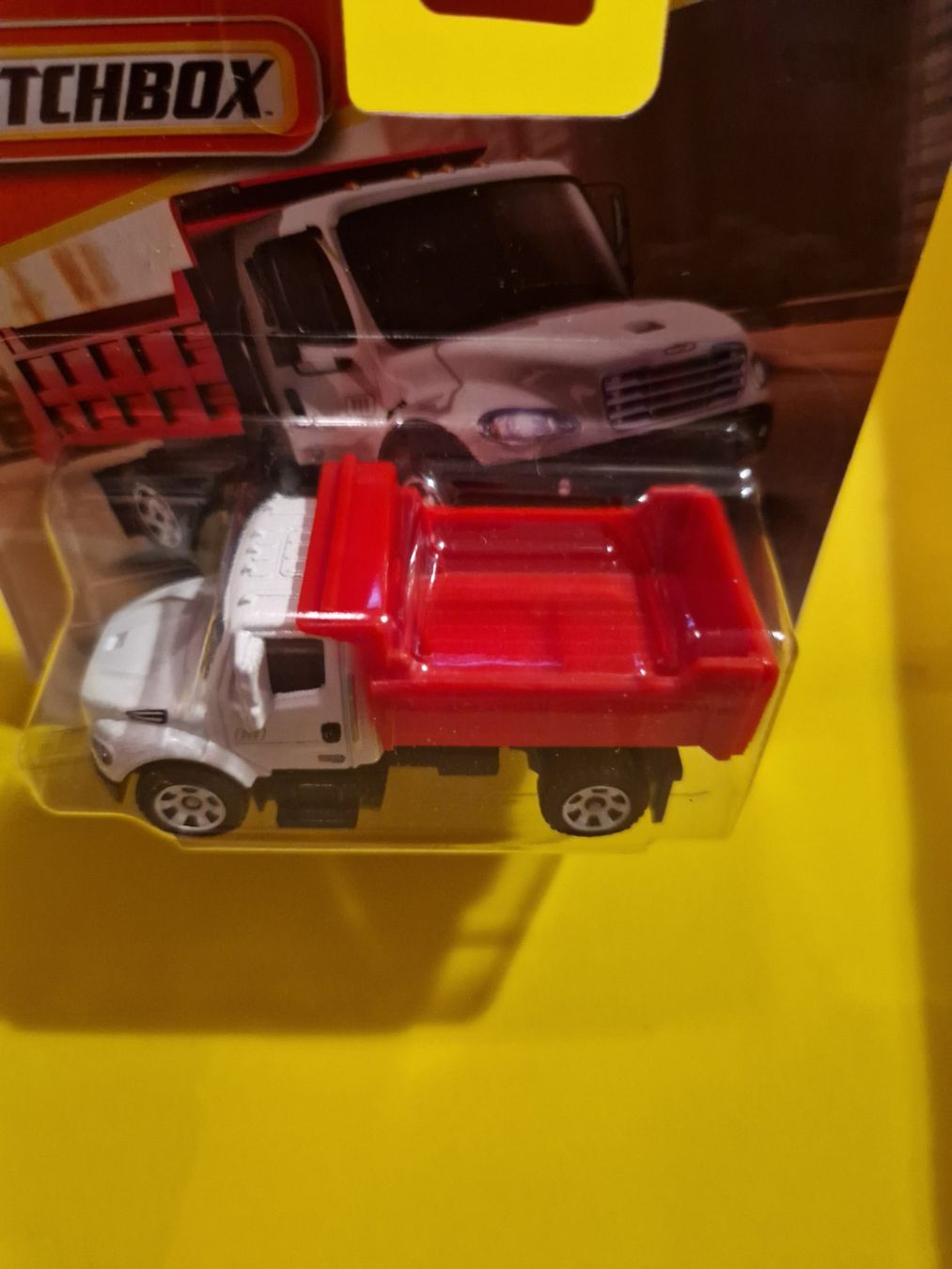 Matchbox Voitures modèles: Matchbox FREIGHTLINER M2 106 PLUS – Neuf avec emballage d'origine à Oftringen par Rotor 4
