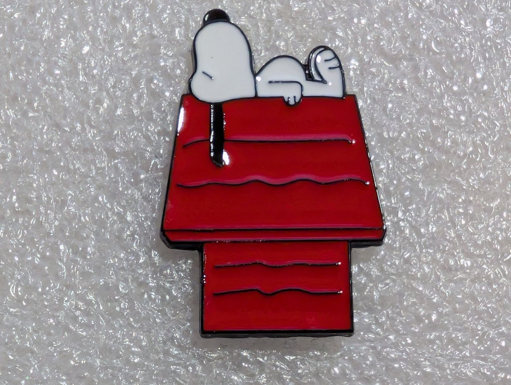 Plaketten & Abzeichen: Ansteckpin 232: Snoopy – Gebraucht aus Oppligen von Pin-Fall-Shop