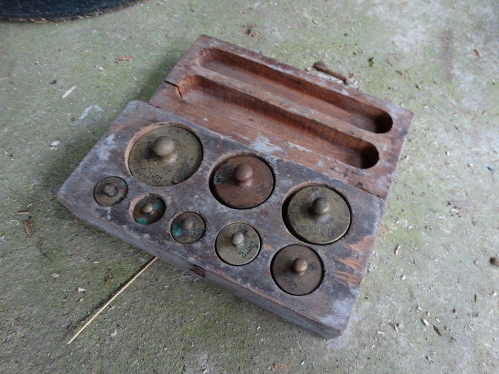 Waagen und Gewichte: antikes Set Gewichtssteine Messing? in Holzbox Gewichte – Gebraucht aus Grossaffoltern von Bessy202