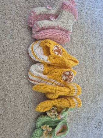 handmade Stricksöckchen für Neugeborene