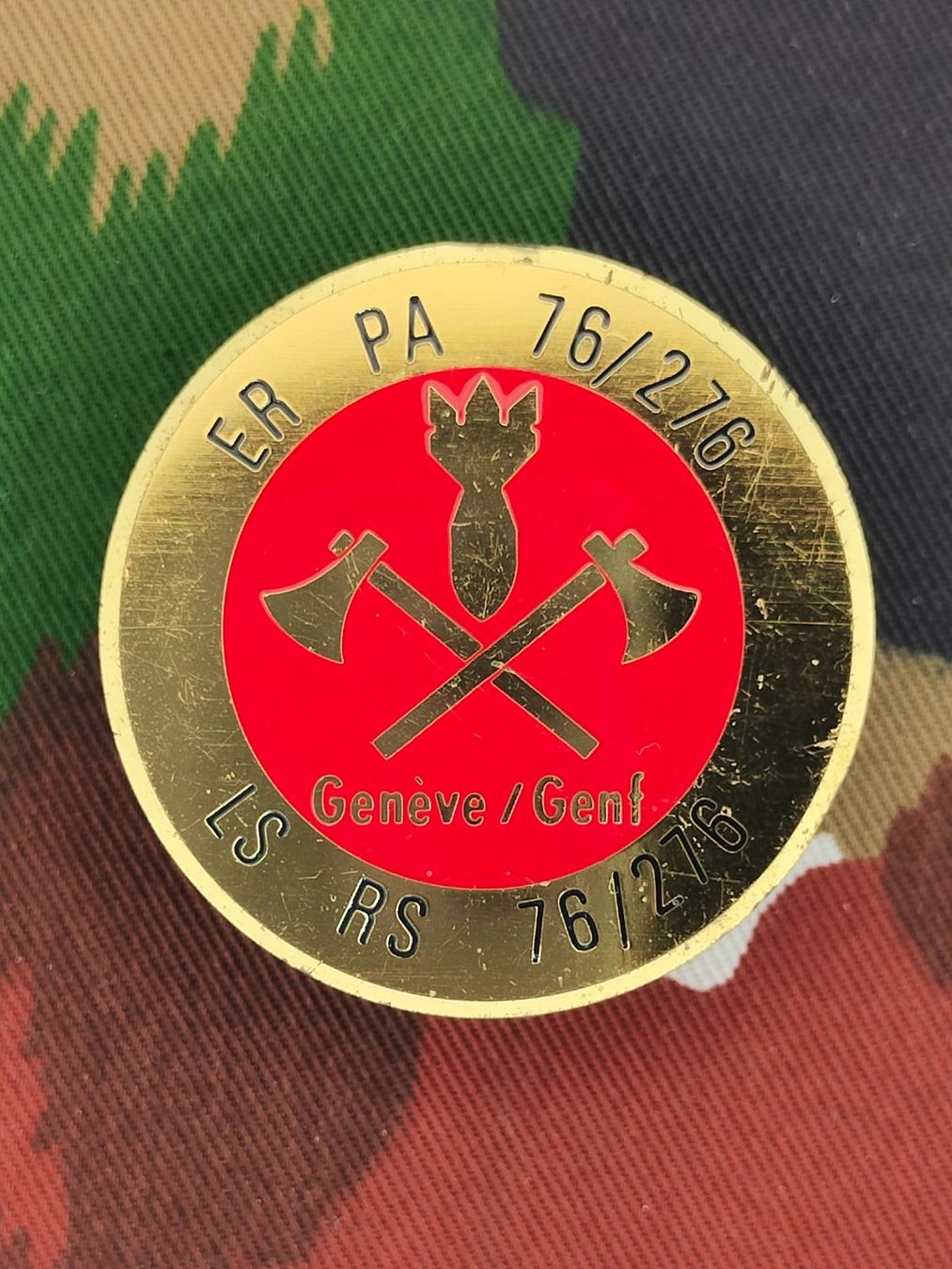 Schweizer Armee Placchette & Badge: Béretemblem Luftschutzschulen 76/276 Genf – Usato da Bauma venduto da SwissMilitaria