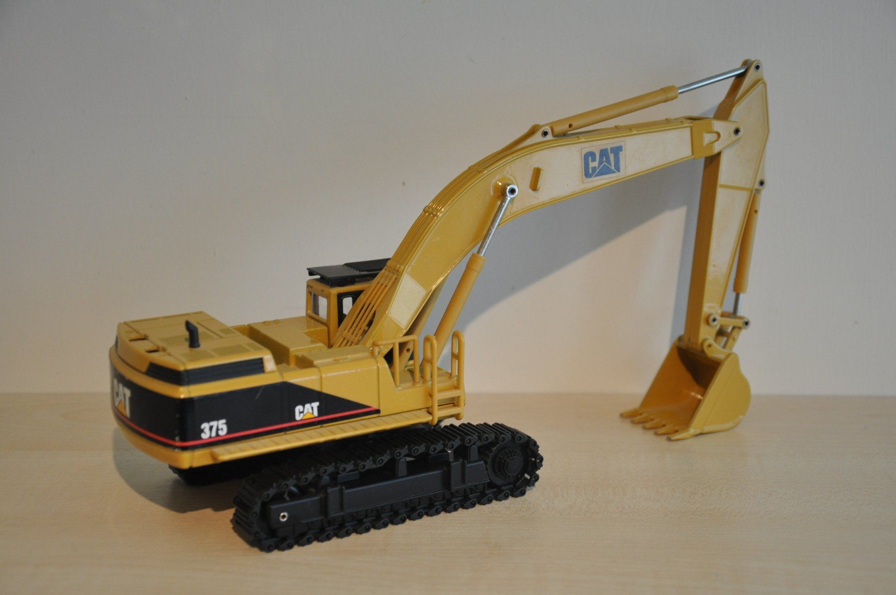 Joal Kit di modellismo & Modellini statici: CAT 375 Raupenbagger – Usato da Mitlödi venduto da worker04 2
