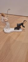 Lustige Hochzeitstortenfigur Braut angelt Bräutigam