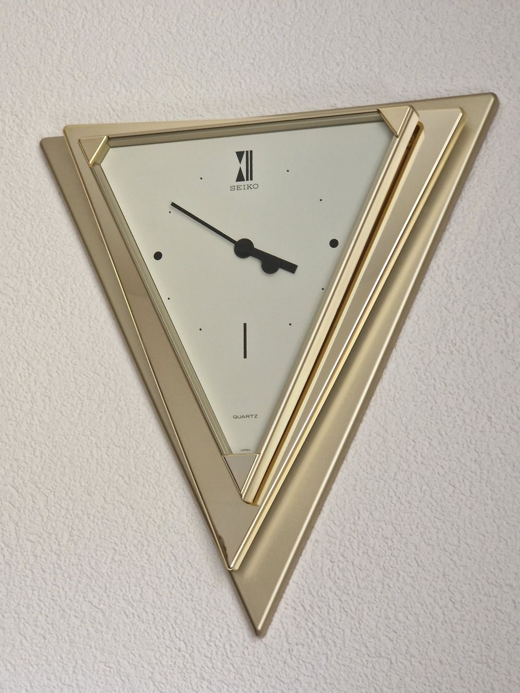 Seiko Orologi da terra & Orologi da parete: Vintage SEIKO ZigZag Triangle Wanduhr mit PENDEL – Usato da Bern venduto da belshnikel