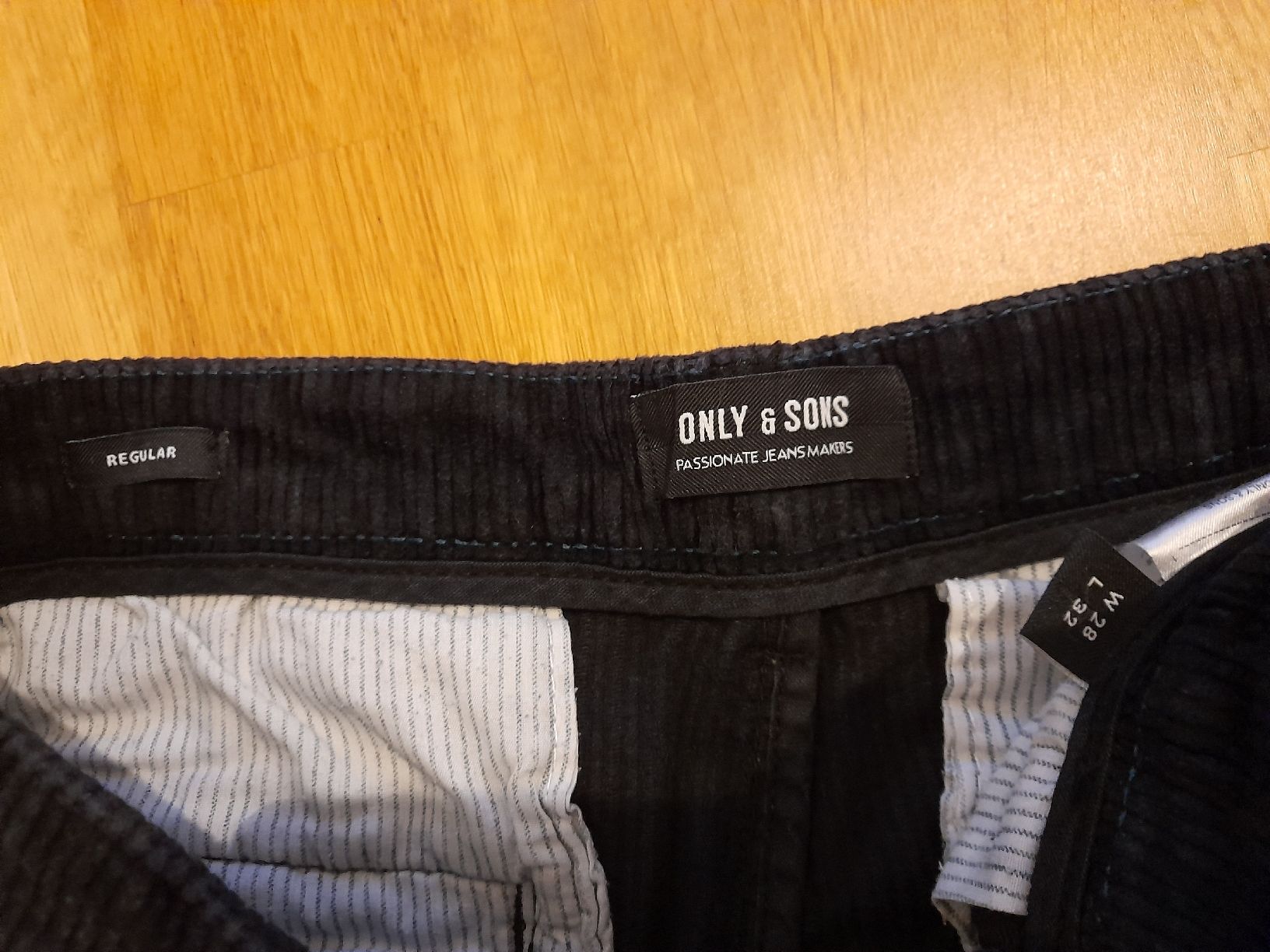 Pantaloni: Pantalon velours noir size 28/32 – Usato da Yverdon-les-Bains venduto da flo_dp9c 3