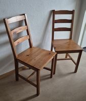 Zwei Stühle aus holz essstühle
