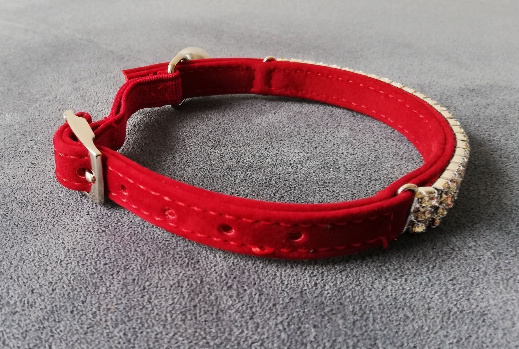 Guinzagli & Collari: Katzenhalsband Samt Rot mit Strass mit Elastikband – Nuovo e nell'imballaggio originale da Rüegsauschachen venduto da W4PAW 2