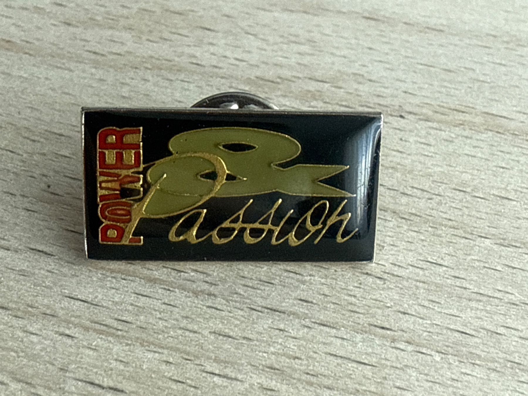 Placchette & Badge: Pin Power & Passion – Usato da Glattbrugg venduto da Schweigmatt