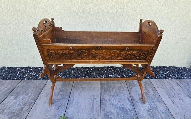 Xilografie: Antike Kinderwiege mit Holz Schnitzereien – Usato da Waltenschwil venduto da gaby70