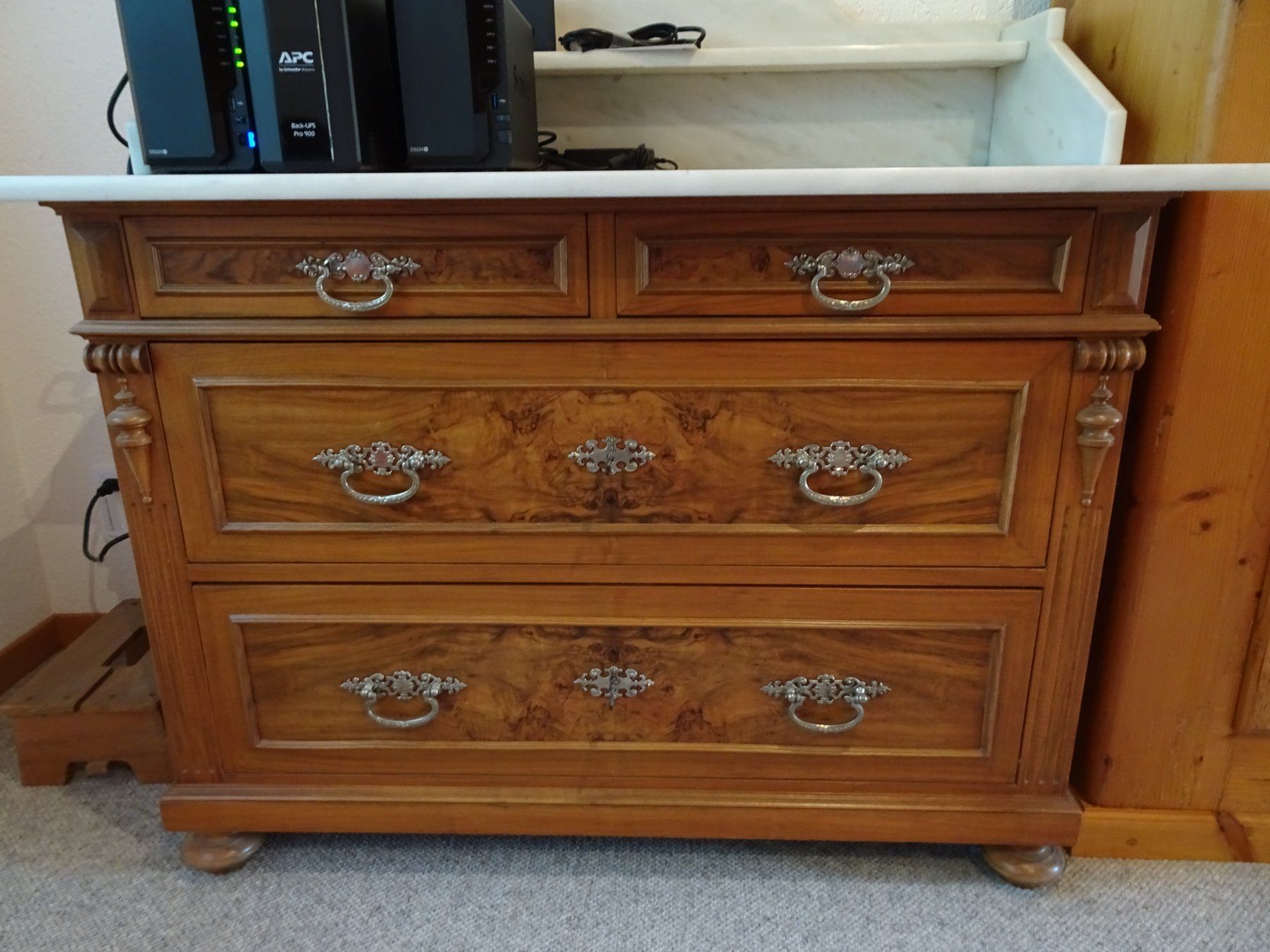 Commodes: Antike Nussbaumkommode mit Marmorplatte – D'occasion à Oberwangen b. Bern par est_d8gf 2