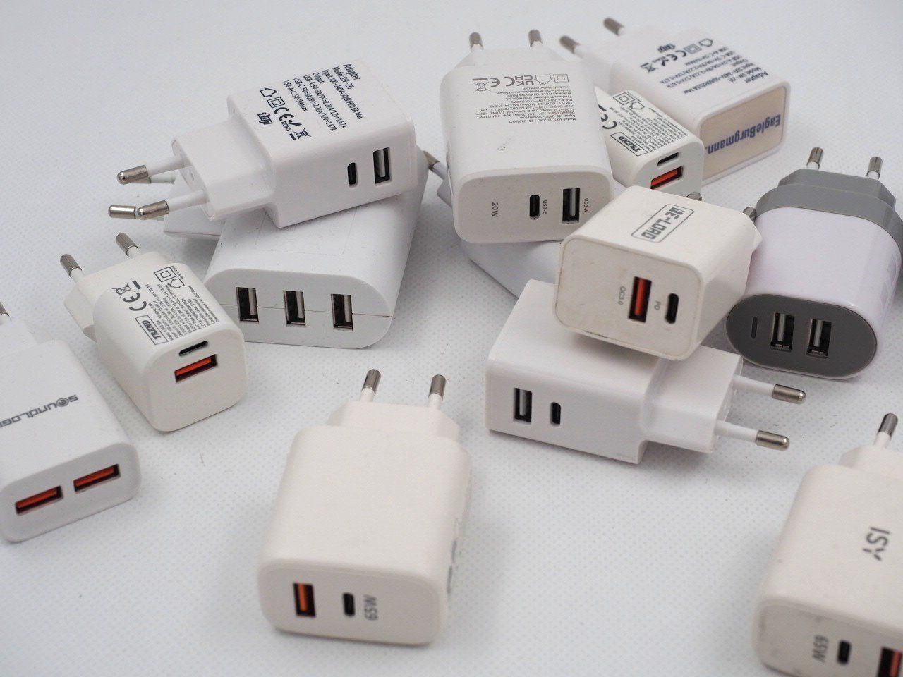 Laufwerke & Adapter: MULTI Ladeadapter 20 Stk. CH-Stecker (26073074DZ) – Gebraucht aus Zürich von fundsachenverkauf 1