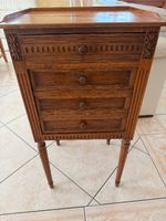 Charmante table de chevet Louis XVI, noyer/ Tisch Nussbaum