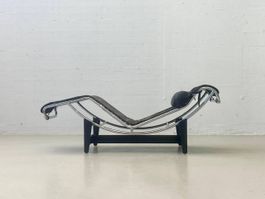 Cassina LC4 Chaise Longue mit Ponyfell – Le Corbusier