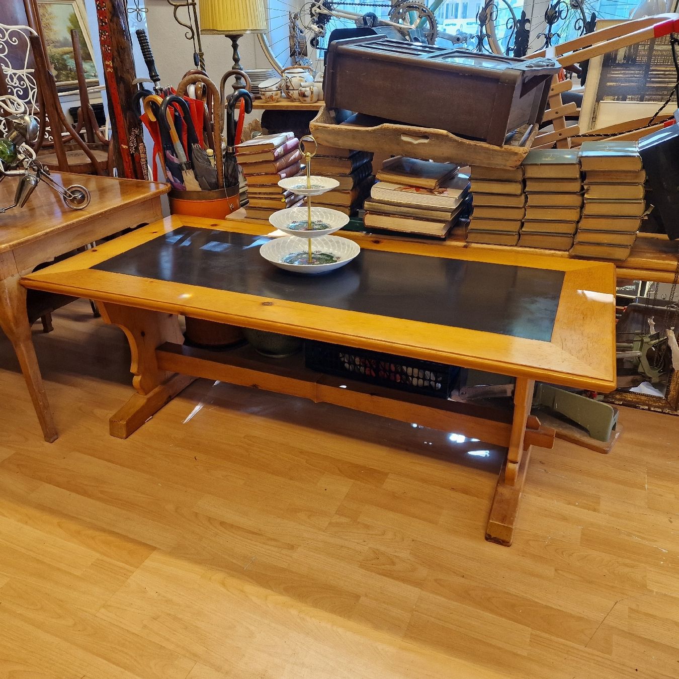 Tavoli: Rustikaler Salontisch, Holztisch mit Platte – Usato da BERN venduto da Intarsia 2
