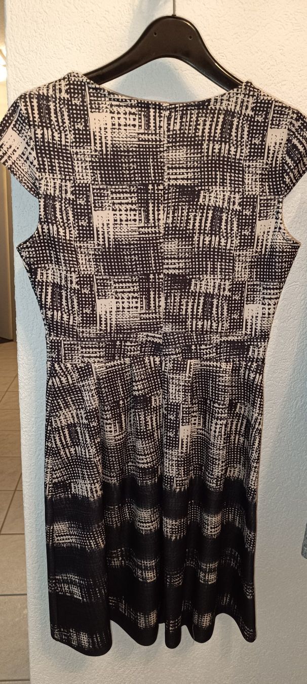 Kleider: Kleid Damen, schwarz weiss gemustert – Gebraucht aus Mellingen von Kar_rm6h 1