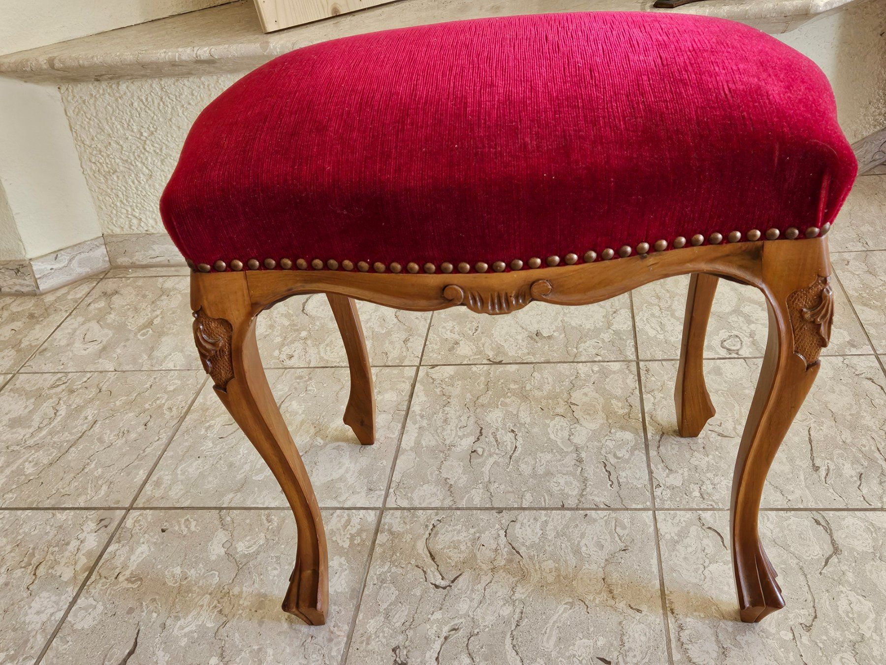 Hocker: Roter Vintage-Hocker Samtbezug – Gebraucht aus Zürich von noe_wc2v 3