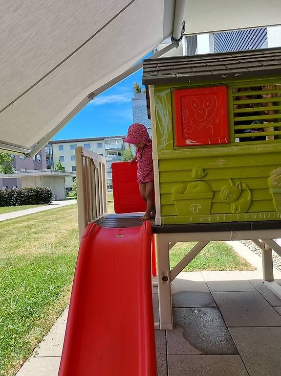 Maisons pour enfant: Smoby Spielhaus mit Rutsche – D'occasion à Sirnach par ste_hwt6 1