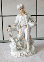 Porzellan, Jüngling m Früchtekorb, feine Goldverzierung 18cm